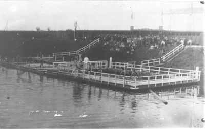1002266 Gezicht op zwembad De Lek aan de Schipbrughaven te Vreeswijk.